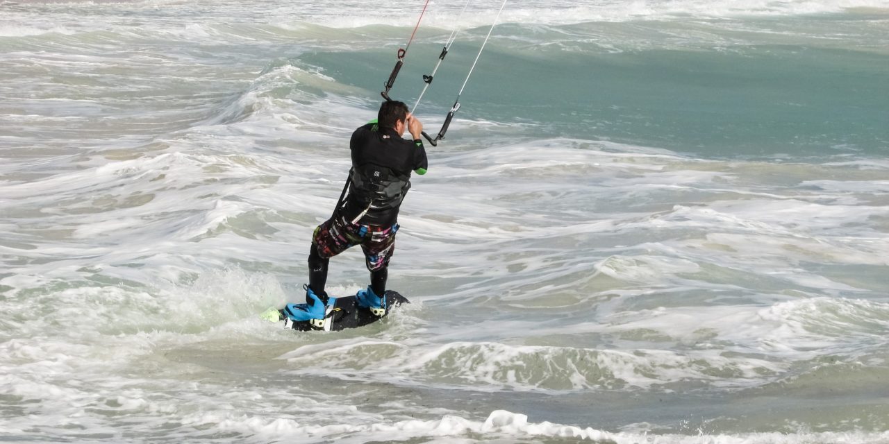 https://www.pugliaescursioni.com/wp-content/uploads/2020/03/kite-surfing-1985421_1920-1280x640.jpg